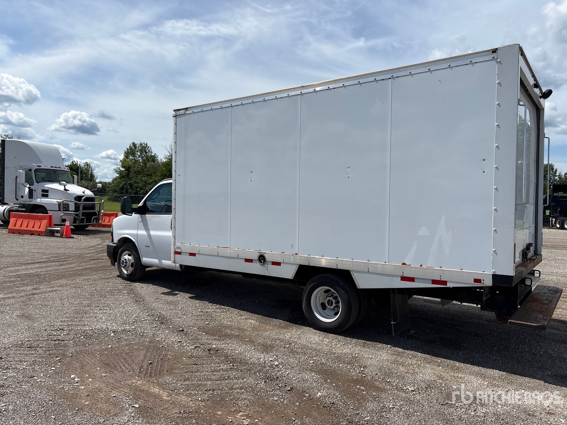 2023 GMC SAVANA G3500