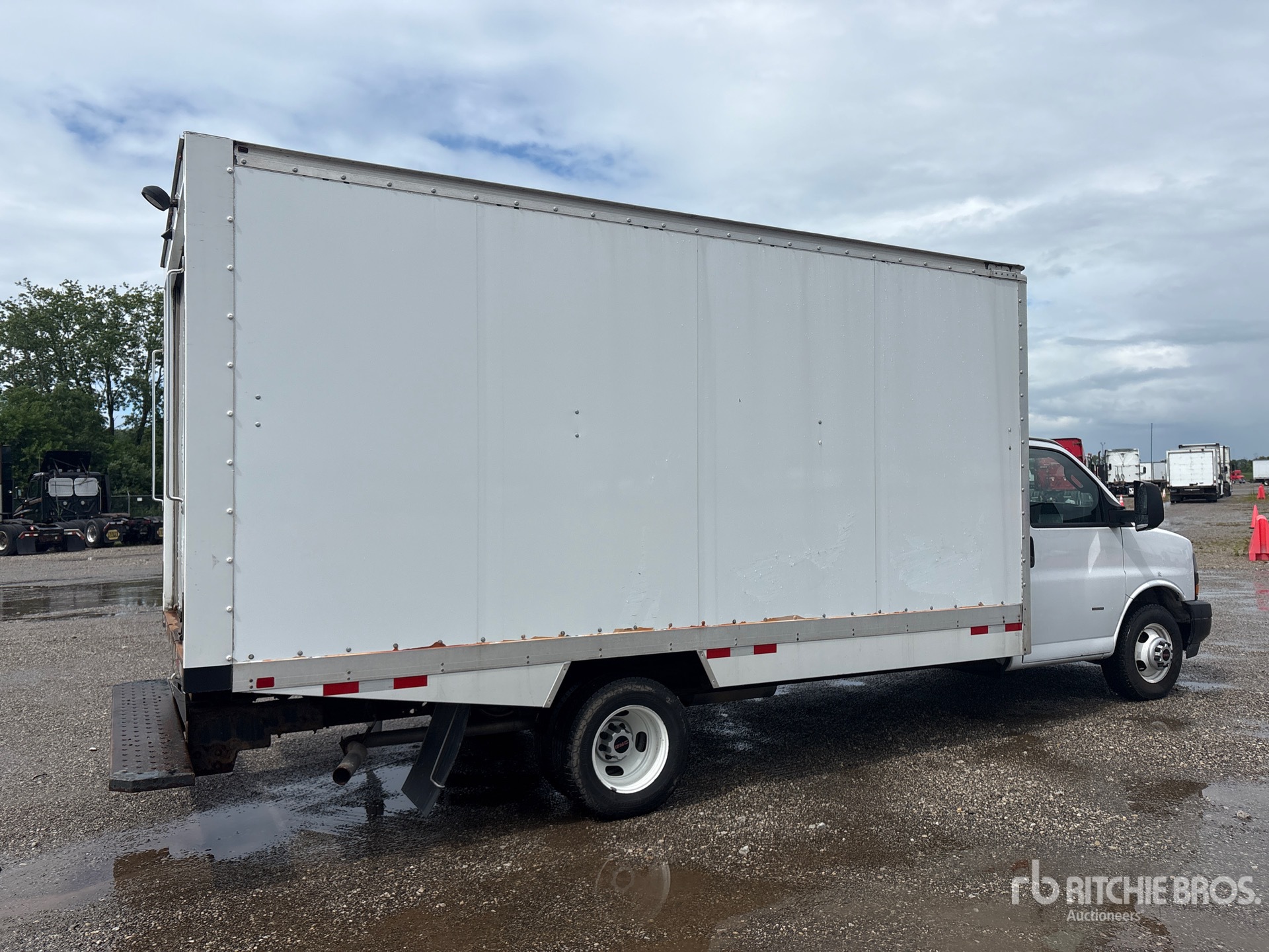 2023 GMC SAVANA G3500