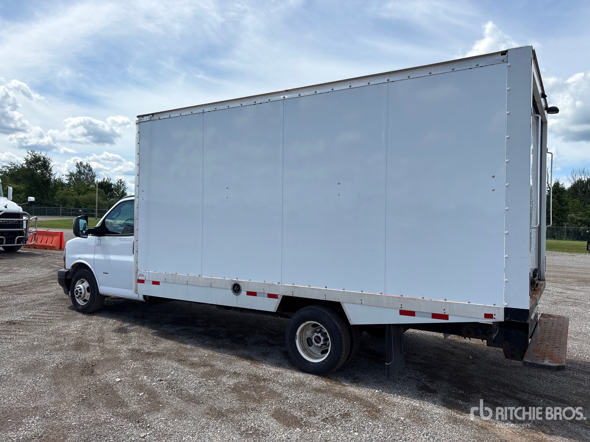 2023 GMC SAVANA G3500