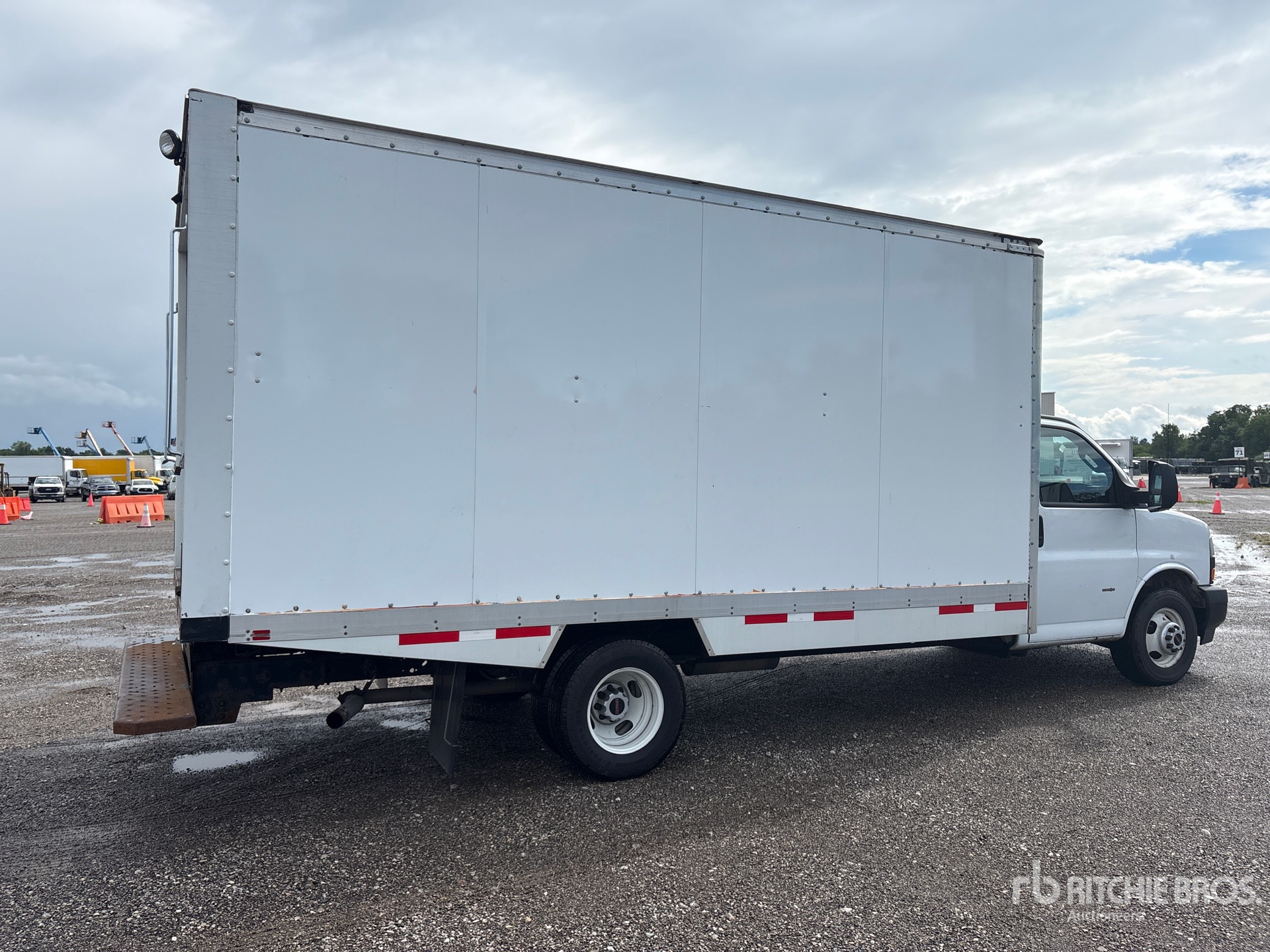 2023 GMC SAVANA G3500