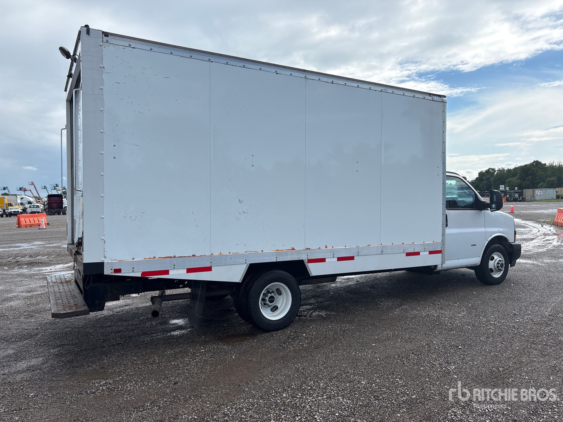 2023 GMC SAVANA G3500