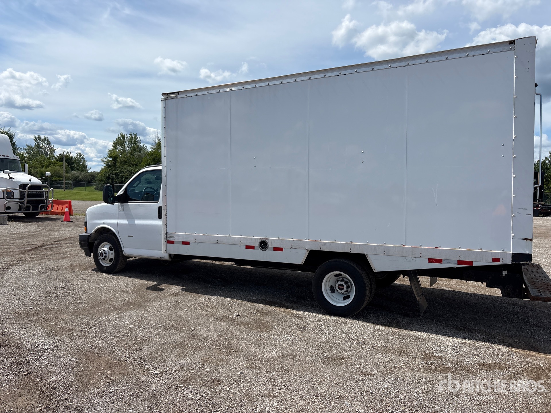 2023 GMC SAVANA G3500