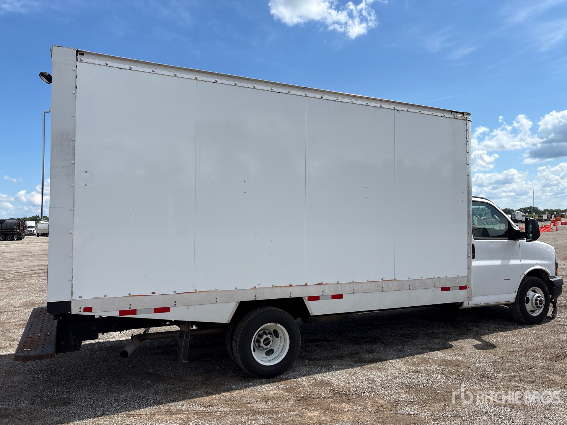 2023 GMC SAVANA G3500