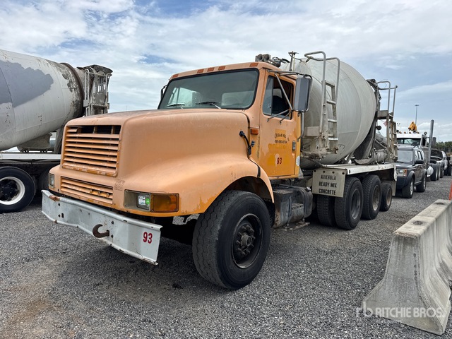 2000 International 2574 Mixer Truck