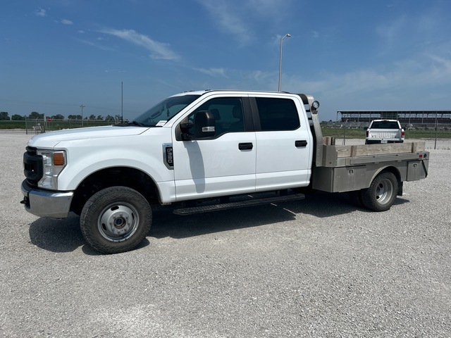 2022 Ford F-350 XL 4x4 Crew Cab Flatbed Truck