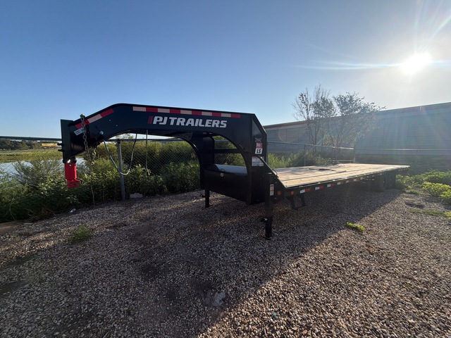 2025 PJ 32 ft T/A Gooseneck Equipment Trailer