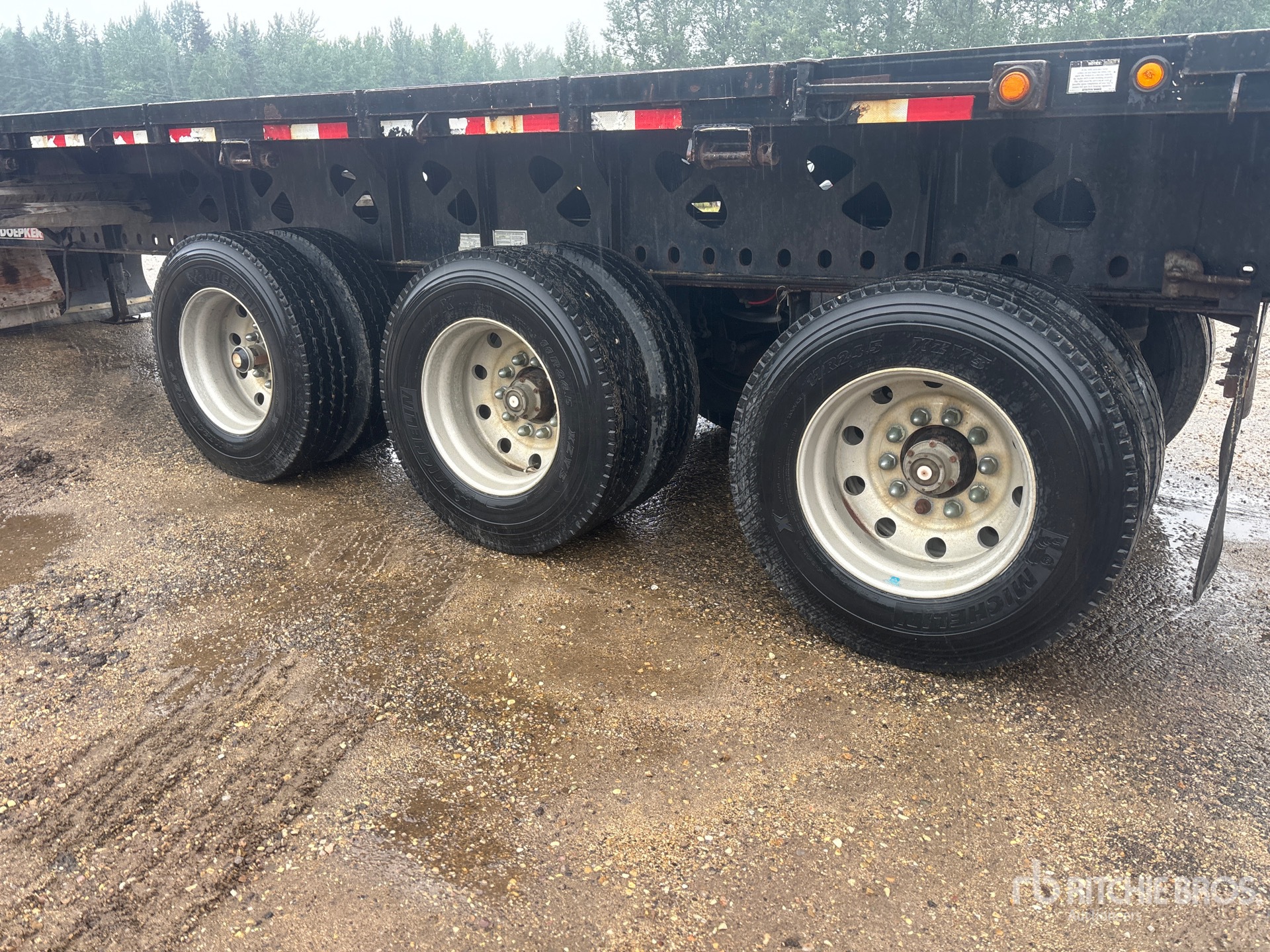 2009 Doepker 42 ft Tri/A Flatbed