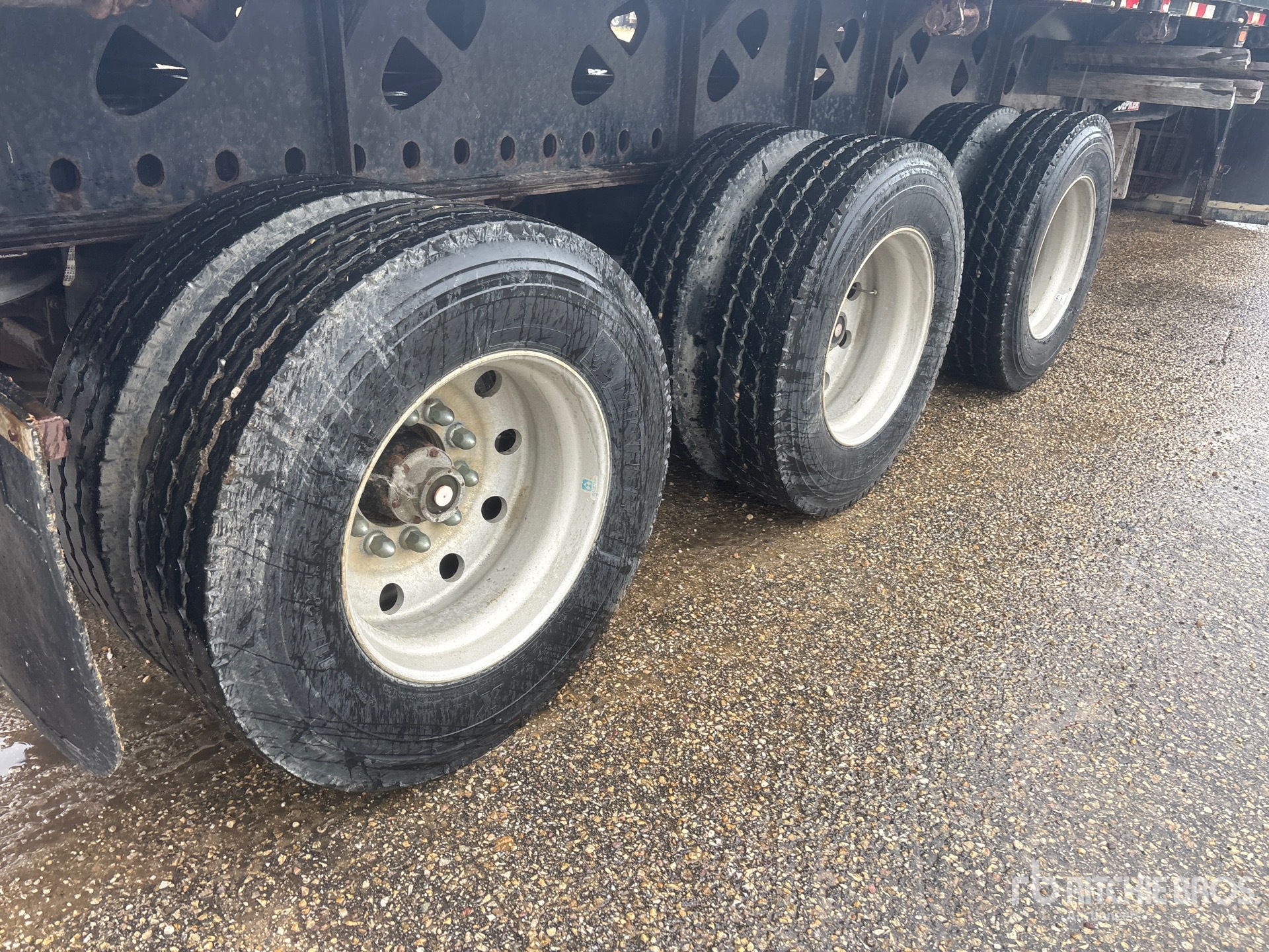 2009 Doepker 42 ft Tri/A Flatbed
