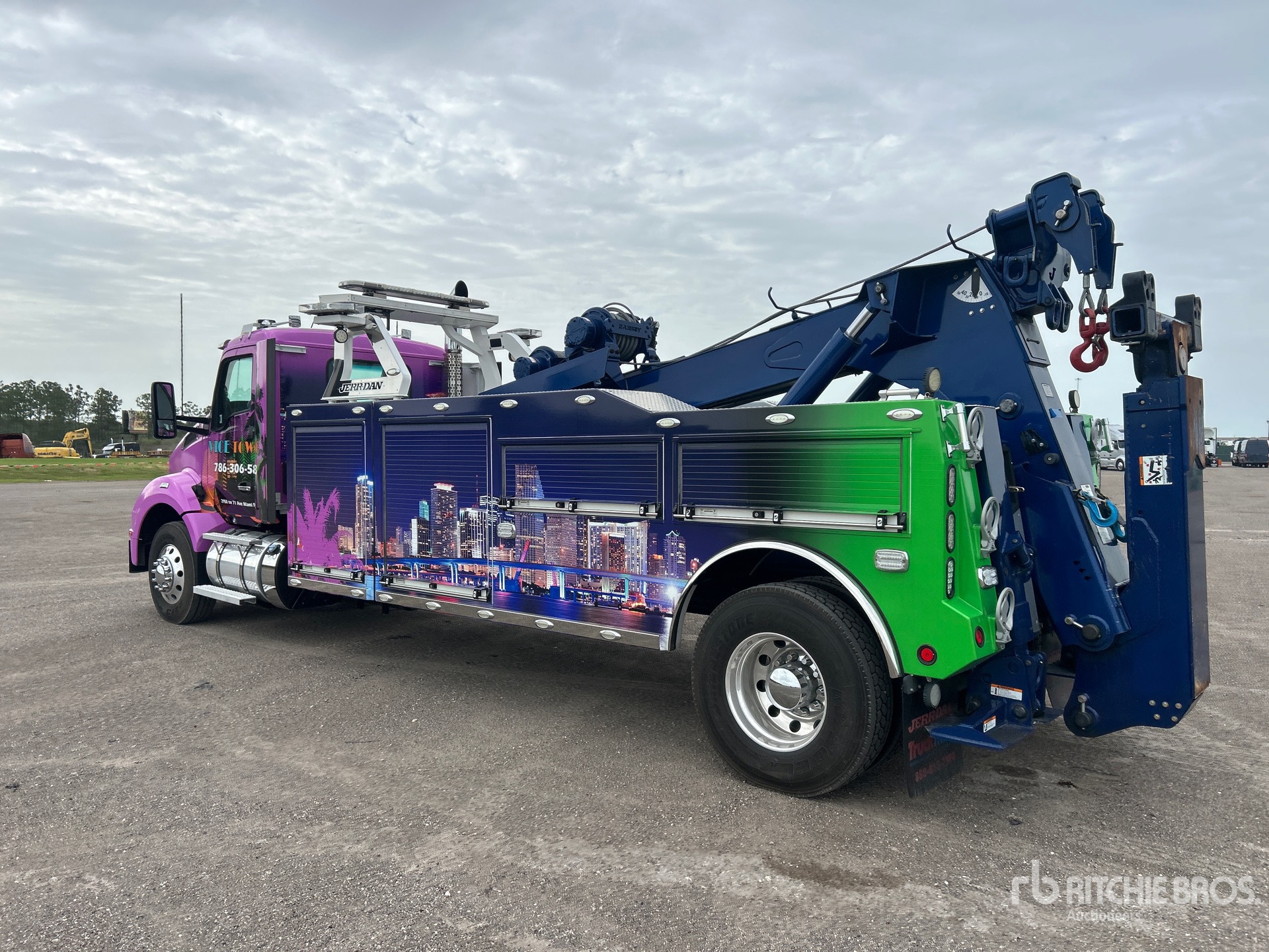 2023 Kenworth T880