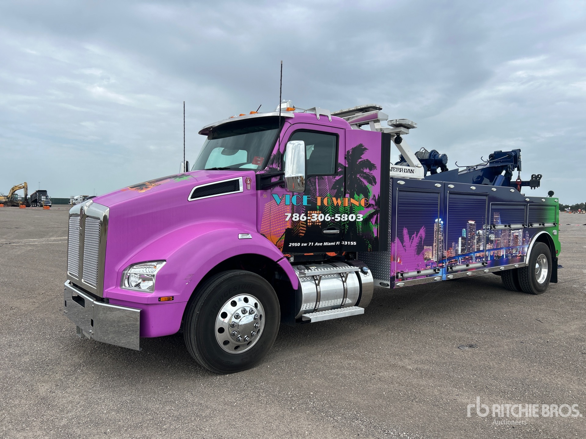 2023 Kenworth T880