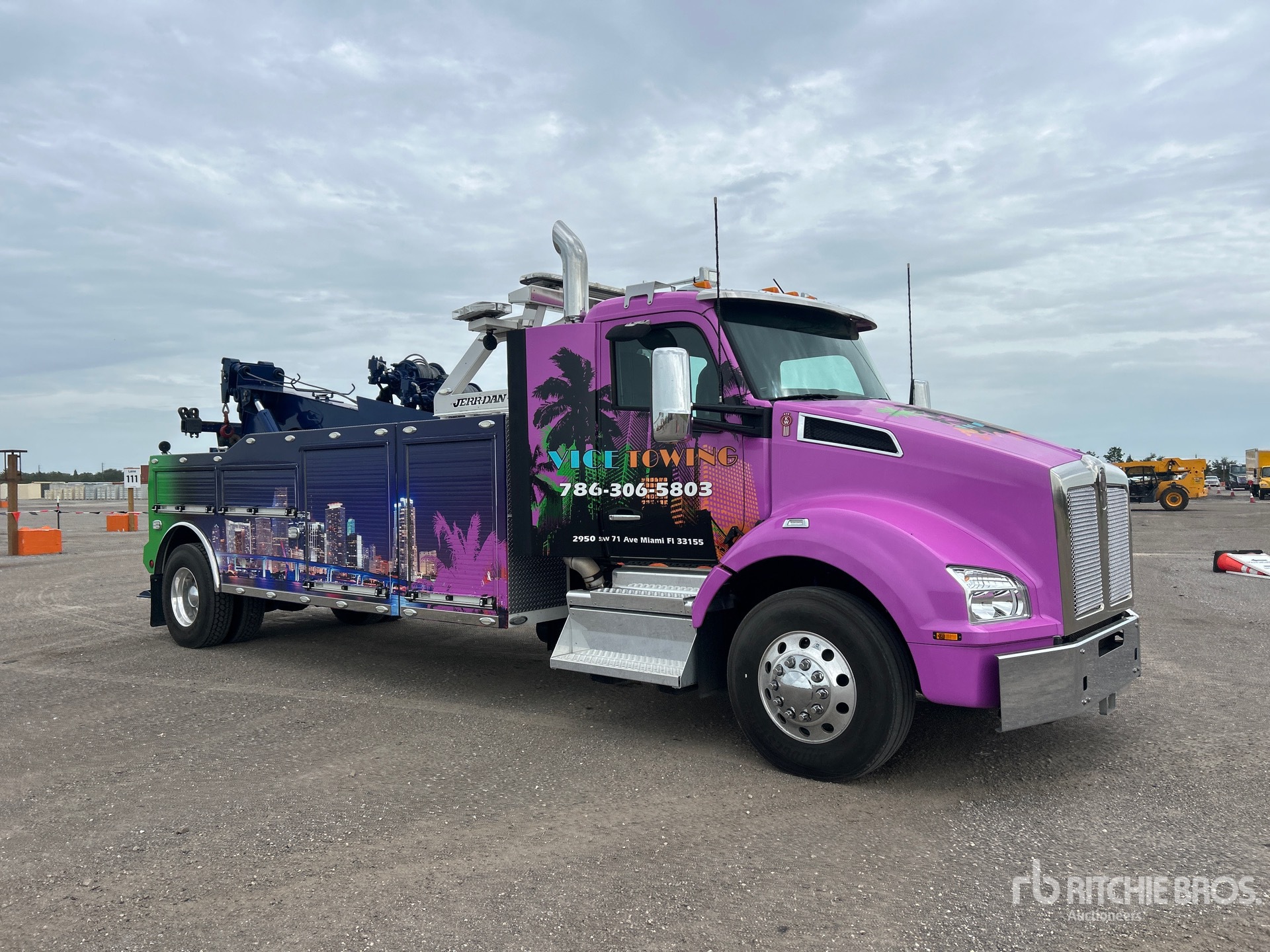 2023 Kenworth T880