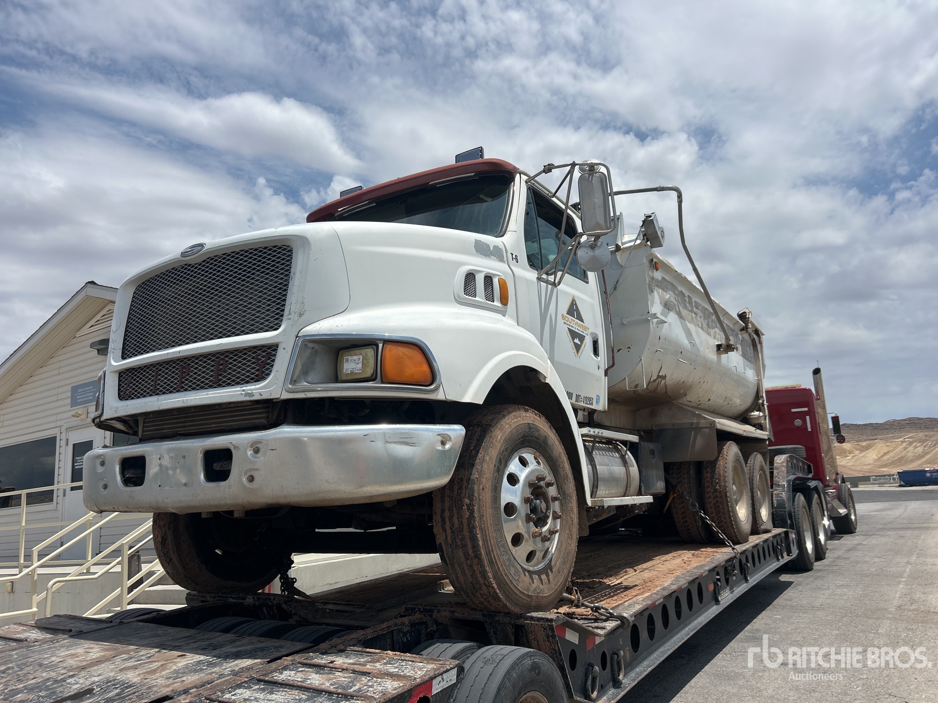 Photo of a 2000 Sterling L9500