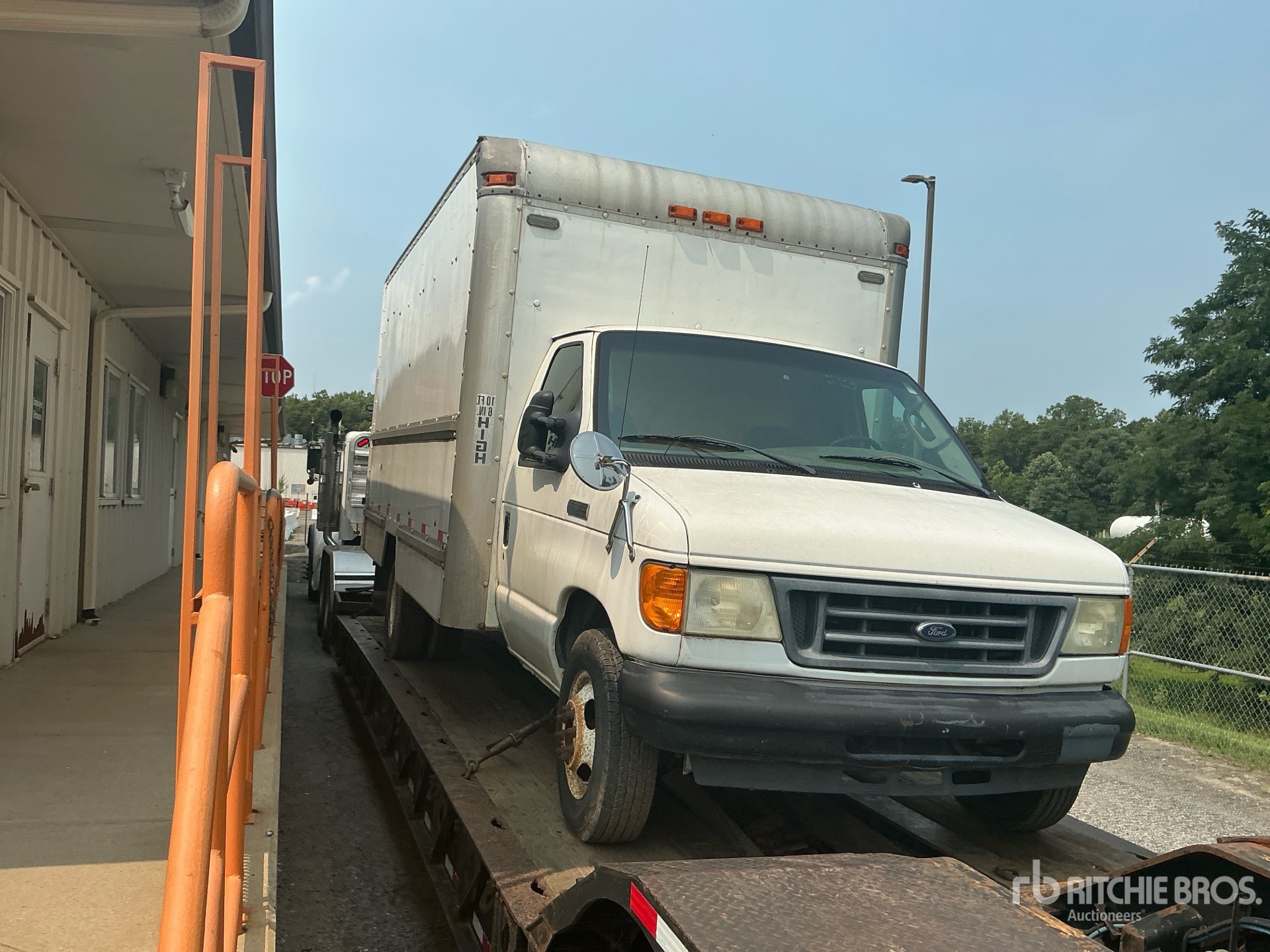 Photo of a 2006 Ford E-350