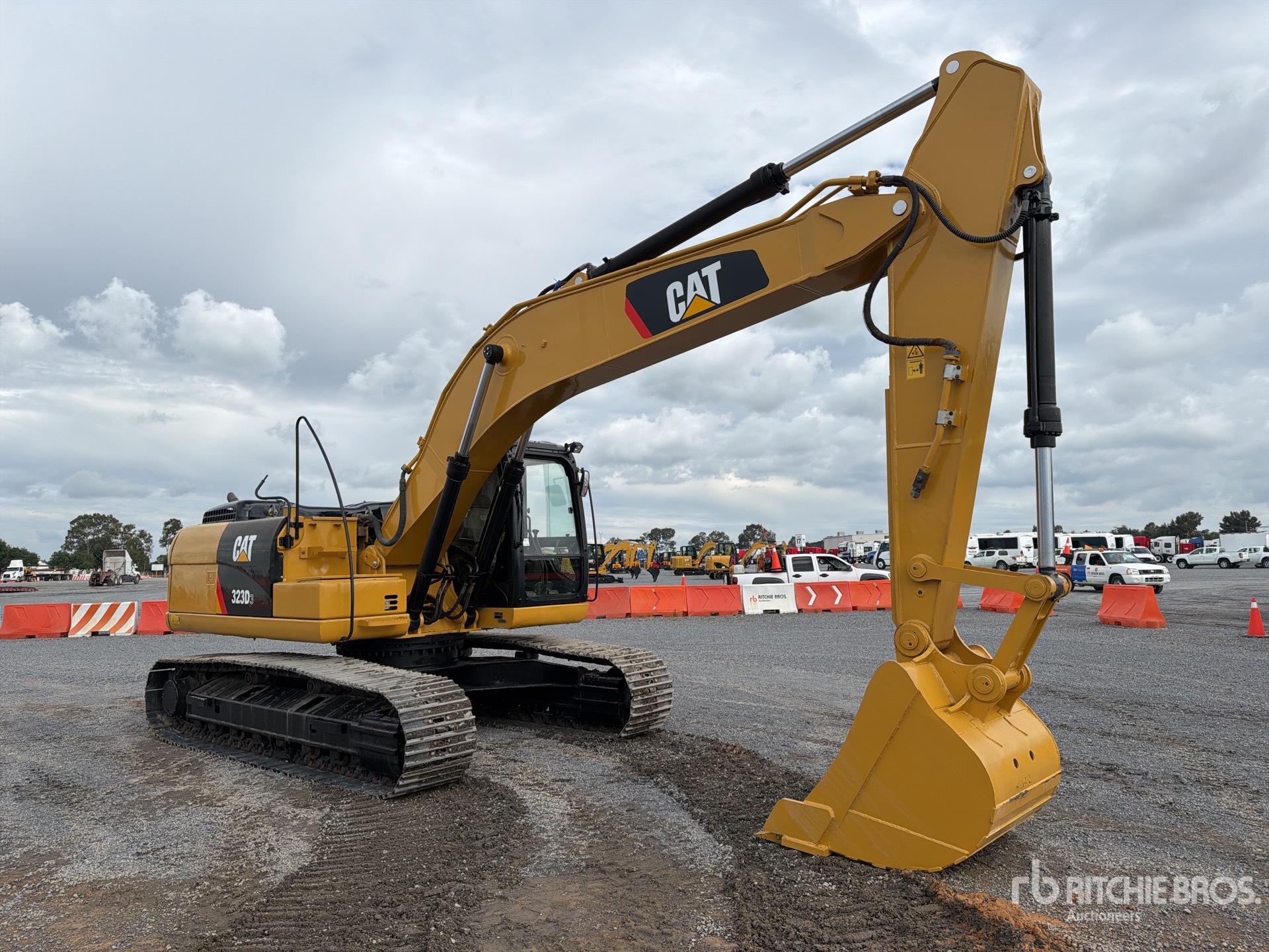 2019 Caterpillar 323D3