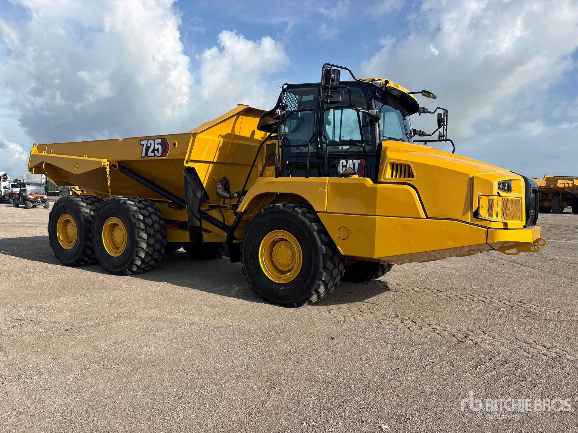 2022 Caterpillar 725