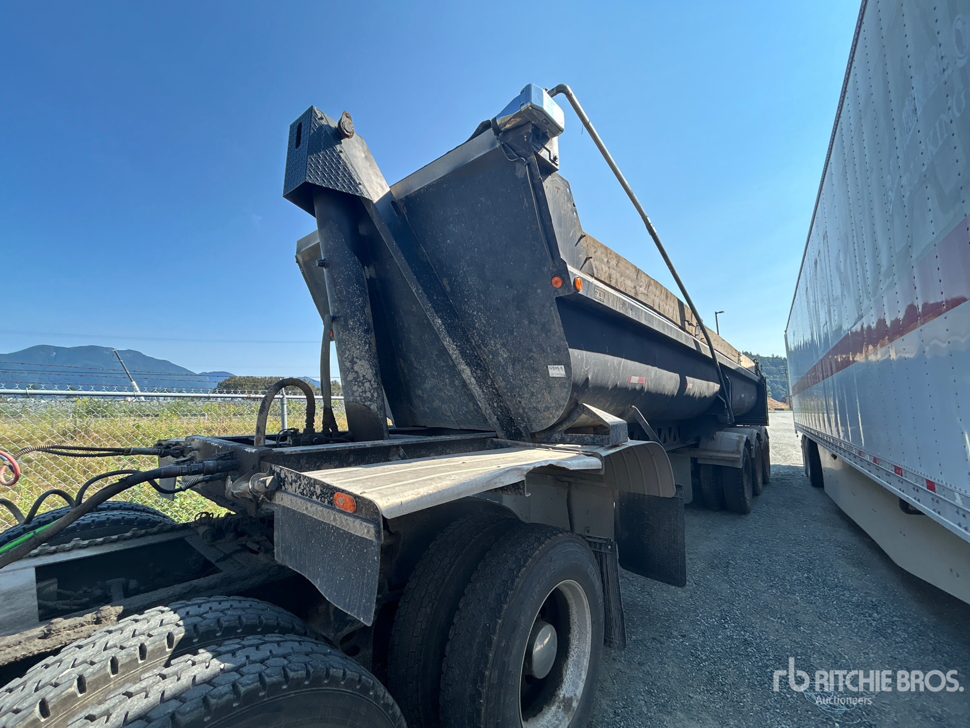 2004 Midland 32 ft Tri/A