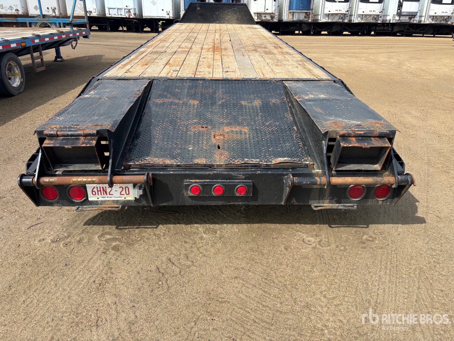 2001 Roughneck 30 ft T/A Gooseneck