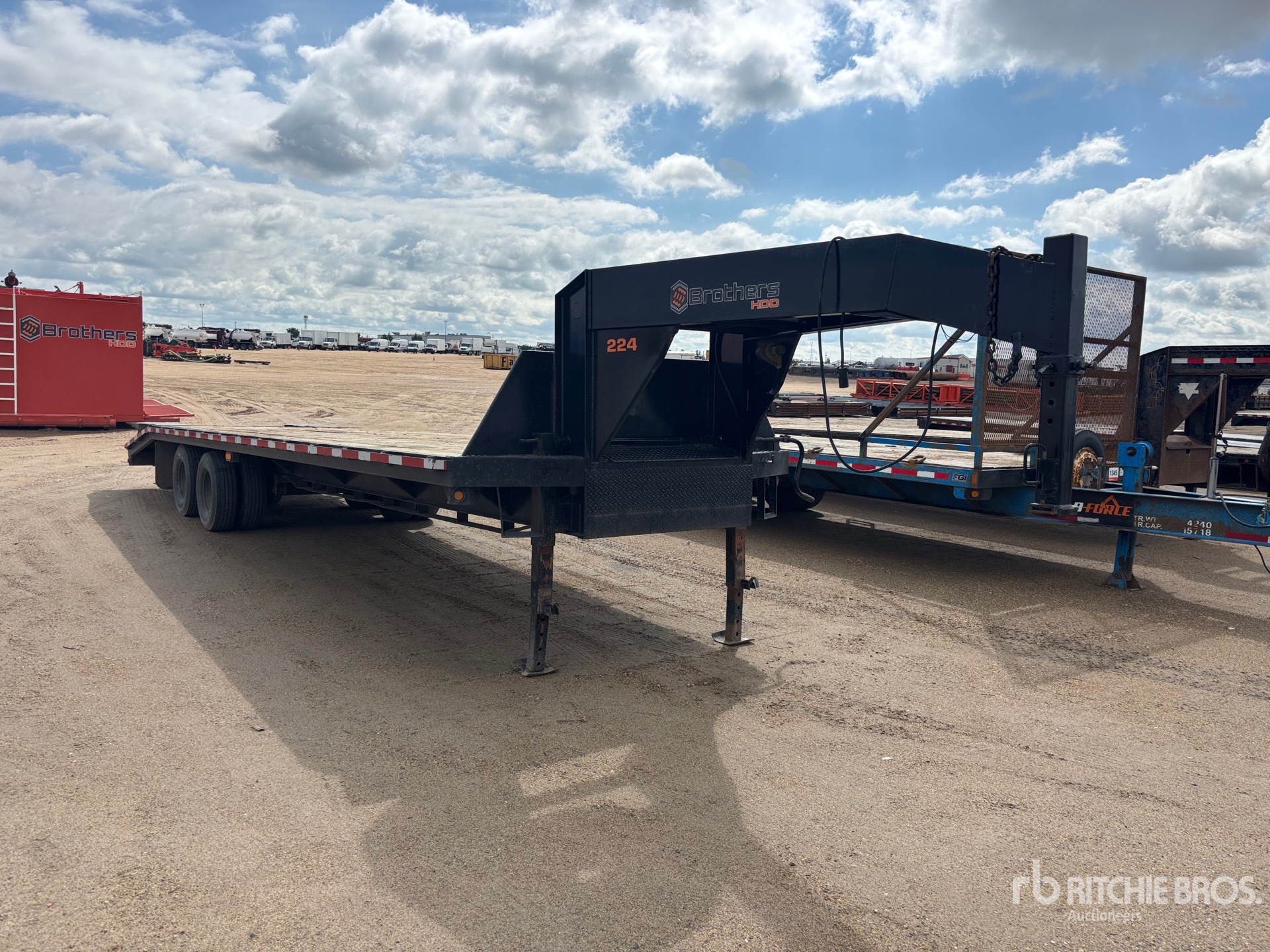 2001 Roughneck 30 ft T/A Gooseneck
