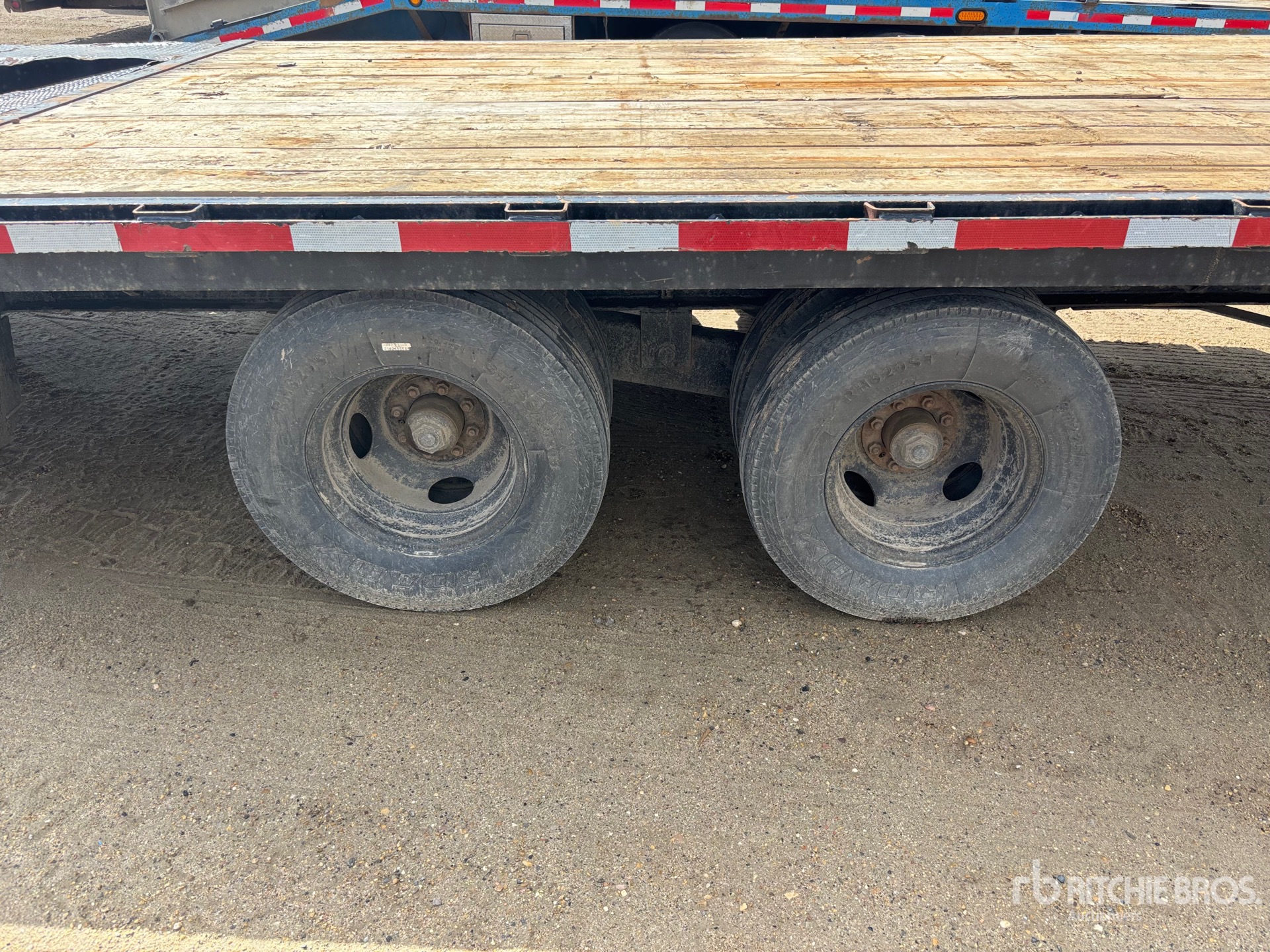 2001 Roughneck 30 ft T/A Gooseneck