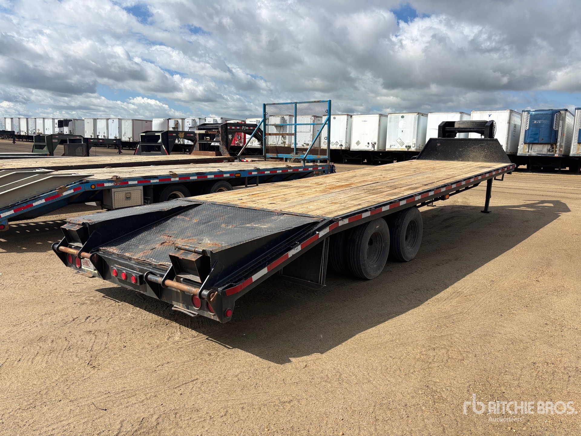 2001 Roughneck 30 ft T/A Gooseneck
