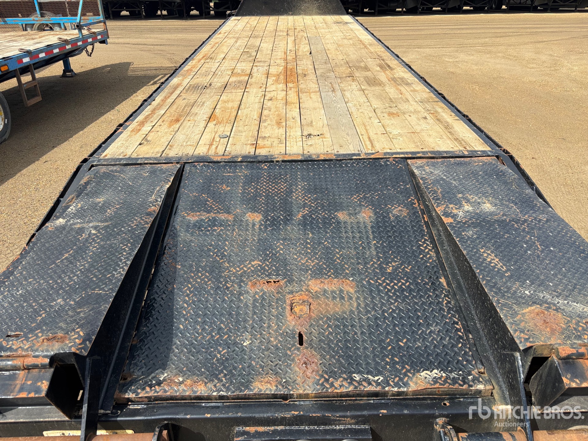 2001 Roughneck 30 ft T/A Gooseneck