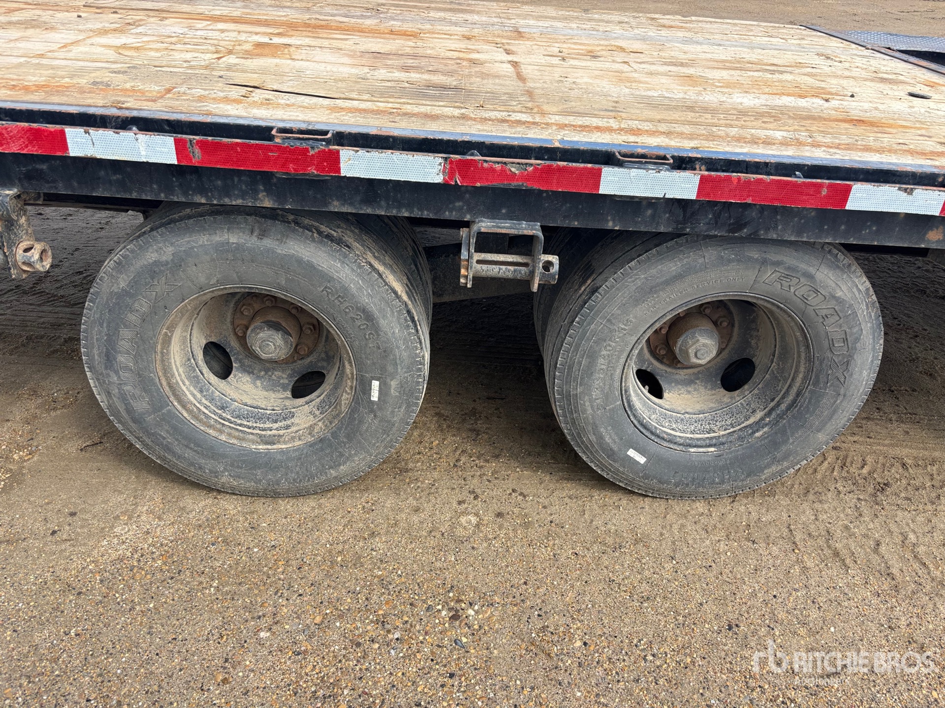 2001 Roughneck 30 ft T/A Gooseneck