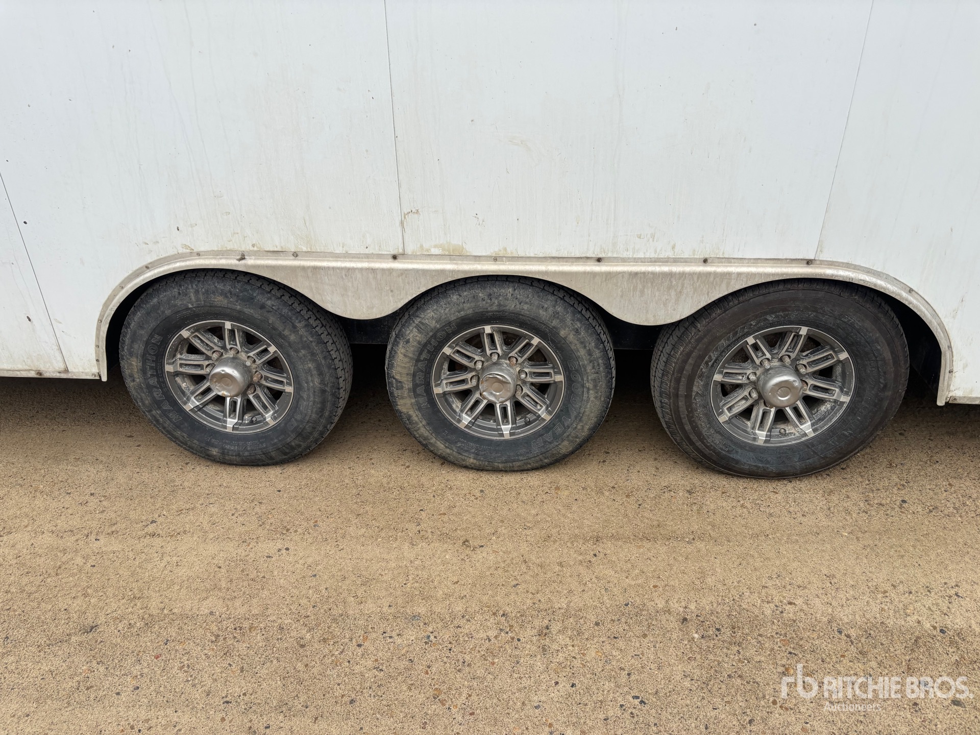 2012 Royal Trailer 24 ft Tri/A Gooseneck