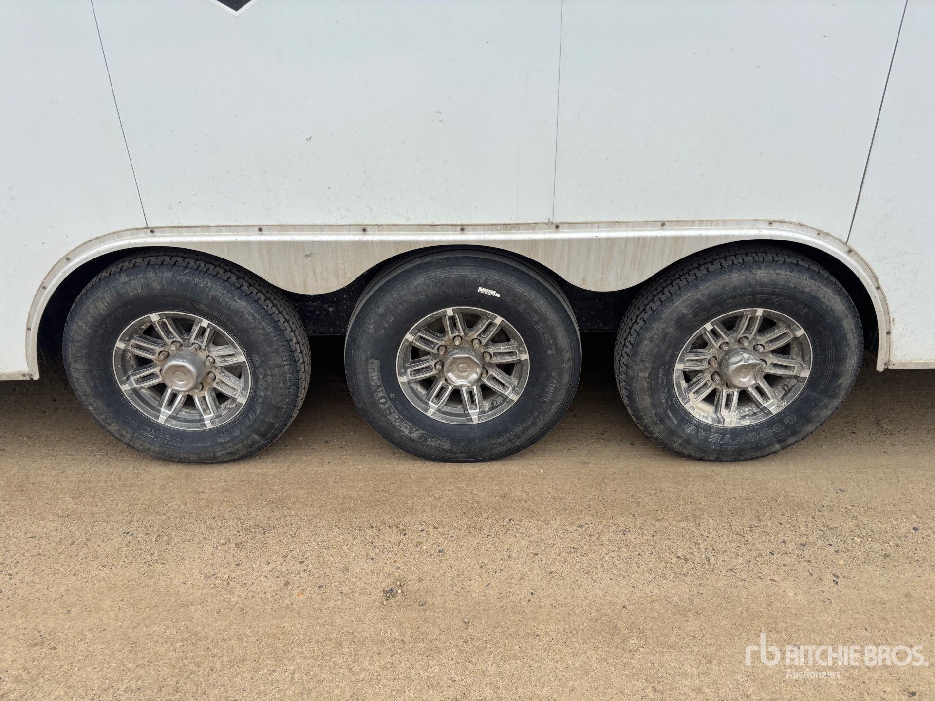 2012 Royal Trailer 24 ft Tri/A Gooseneck