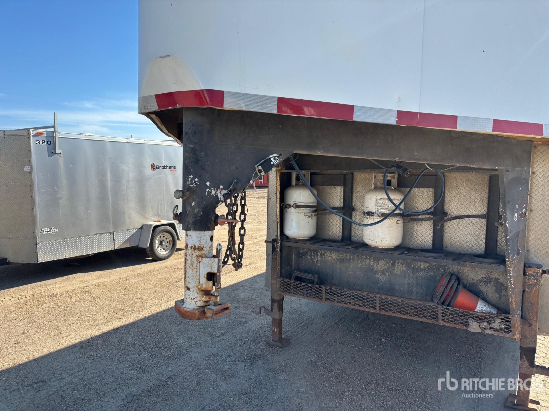 2010 Royal Trailer 24 FT TRI/A GOOSENECK