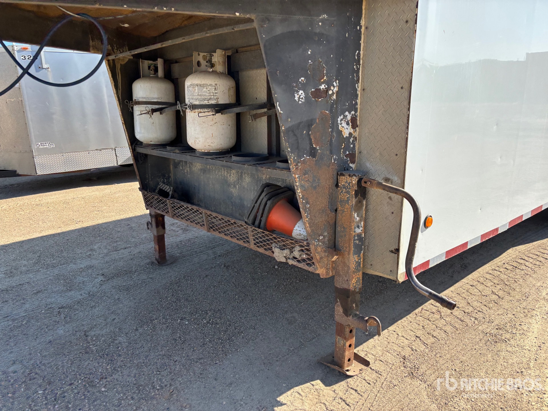 2010 Royal Trailer 24 FT TRI/A GOOSENECK