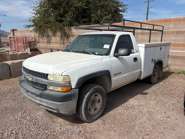 2002 Chevrolet Silverado 2500HD 4x2 Utility Truck (Inoperable)