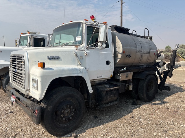 Bearcat 1200 gal on 1992 Ford LN8000 4x2 Sealcoat Truck