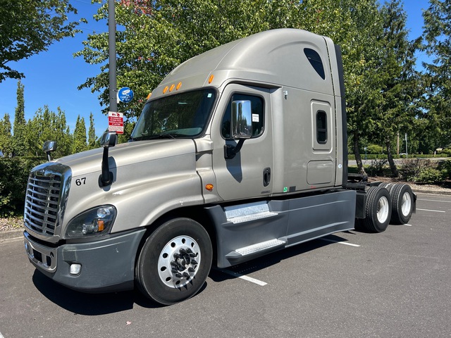 2016 Freightliner Cascadia 125 6x4 T/A Sleeper Truck Tractor