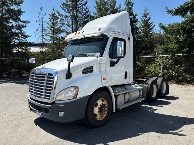 2013 Freightliner Cascadia 6x4 T/A Day Cab Truck Tractor 2013 Freightliner Cascadia 6x4 T/A Day Cab Truck Tractor