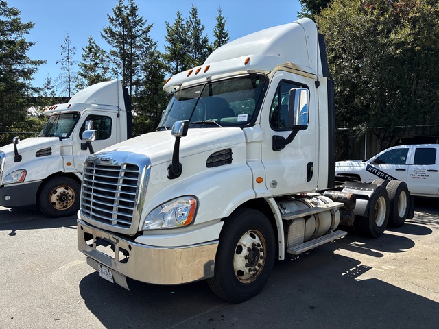 2017 Freightliner Cascadia 6x4 T/A Sleeper Truck Tractor 2017 Freightliner Cascadia 6x4 T/A Sleeper Truck Tractor