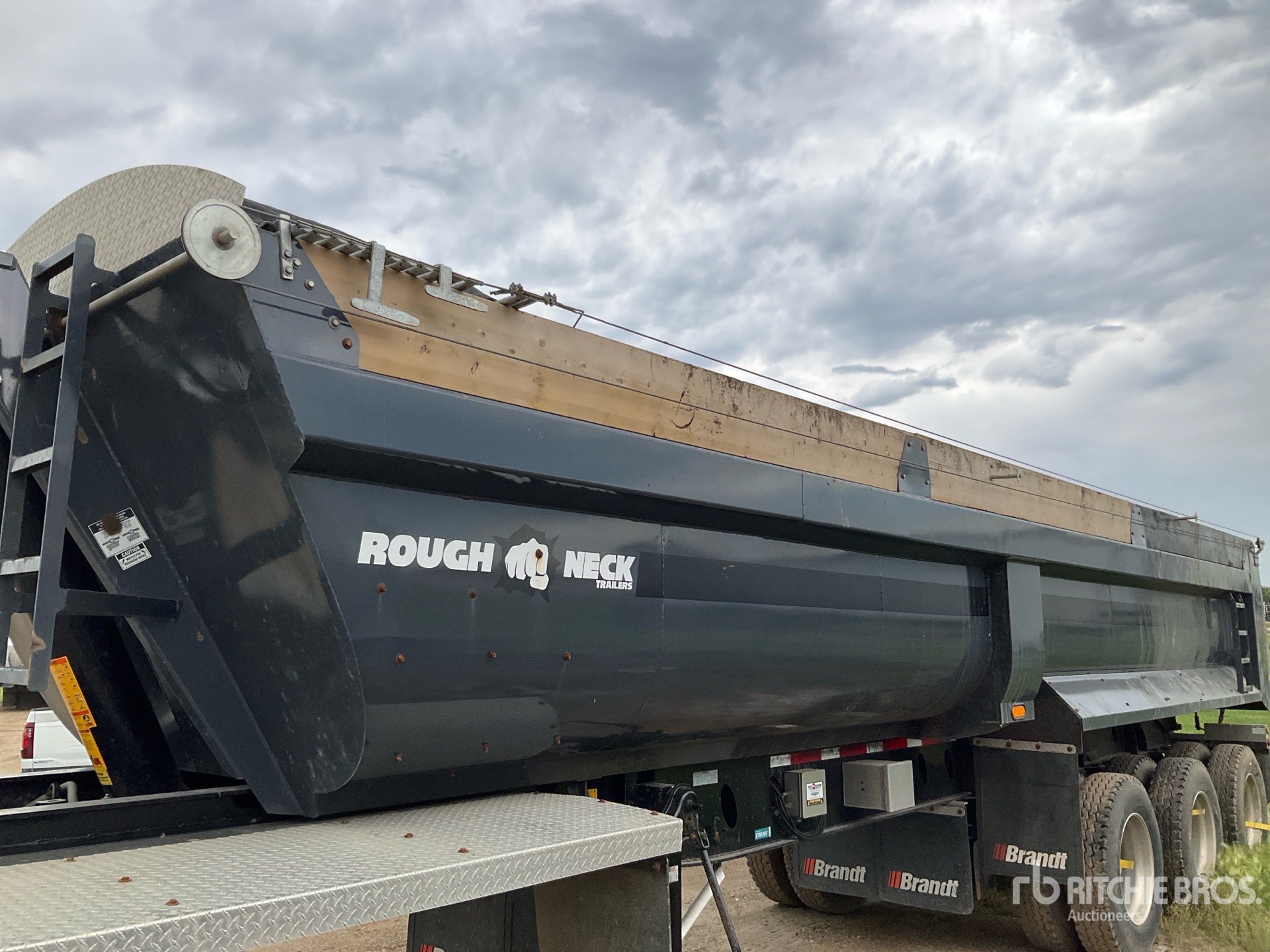 2024 Roughneck 35 ft Tri/A