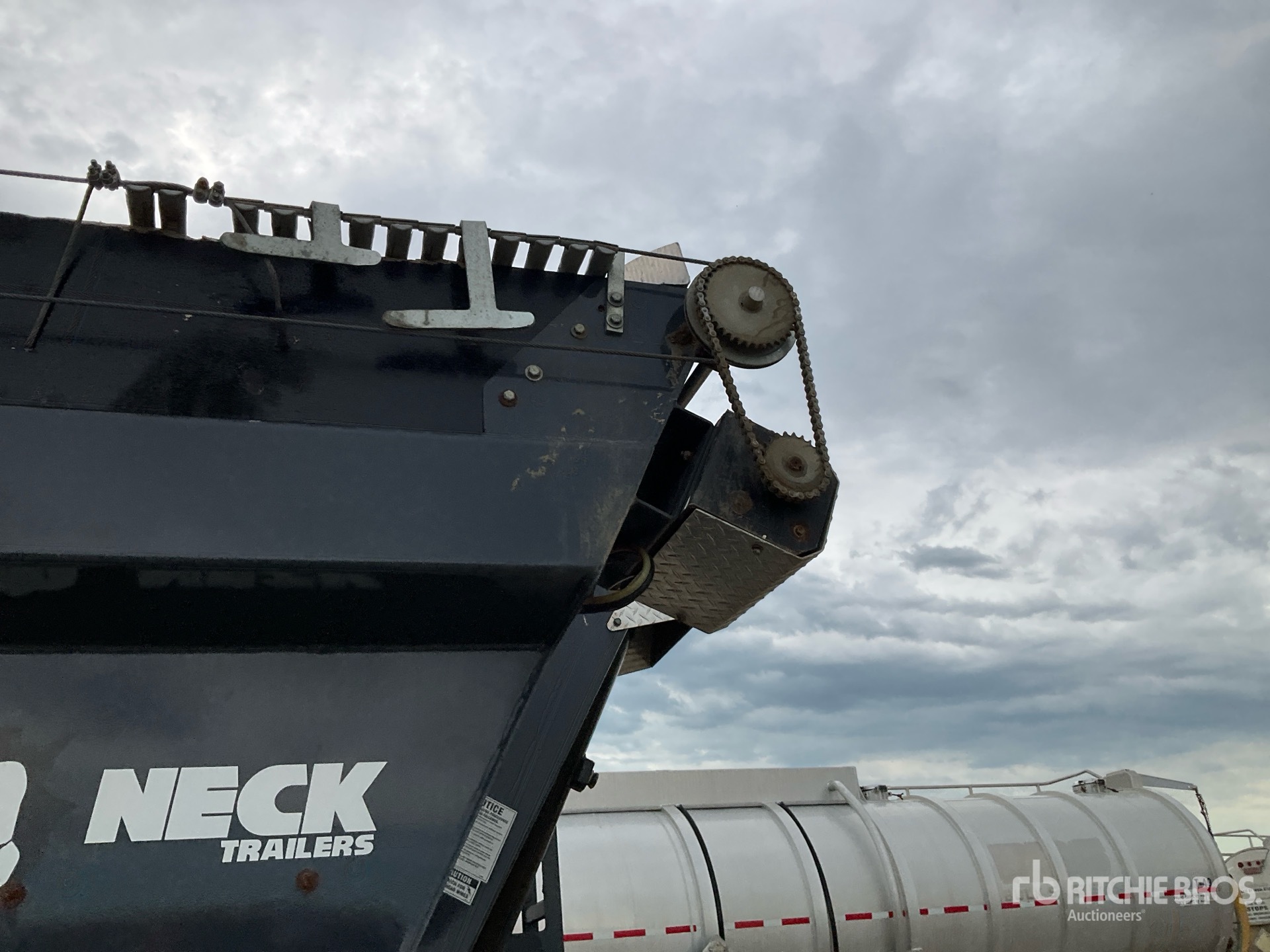2024 Roughneck 35 ft Tri/A