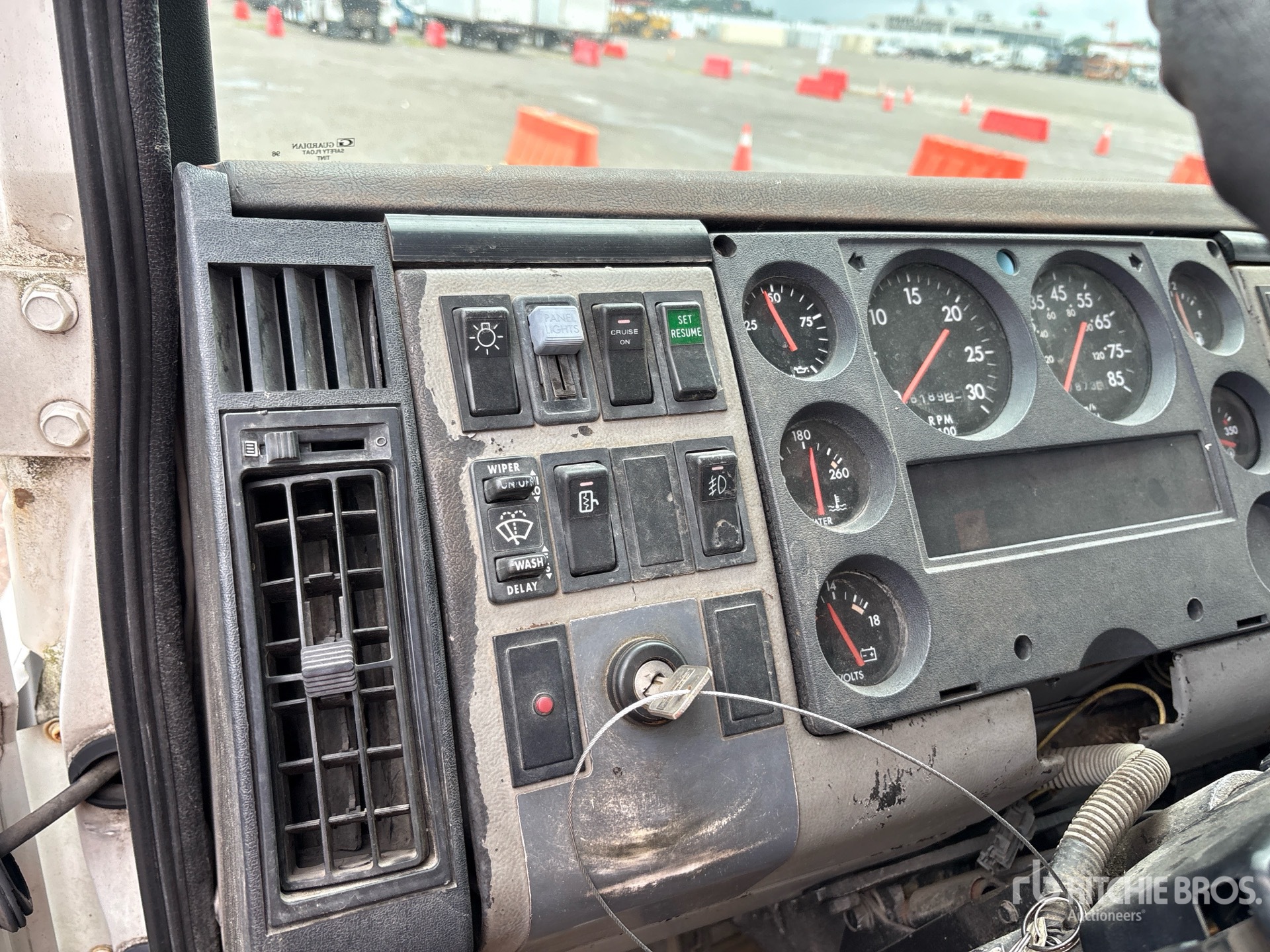 1999 Freightliner FL60