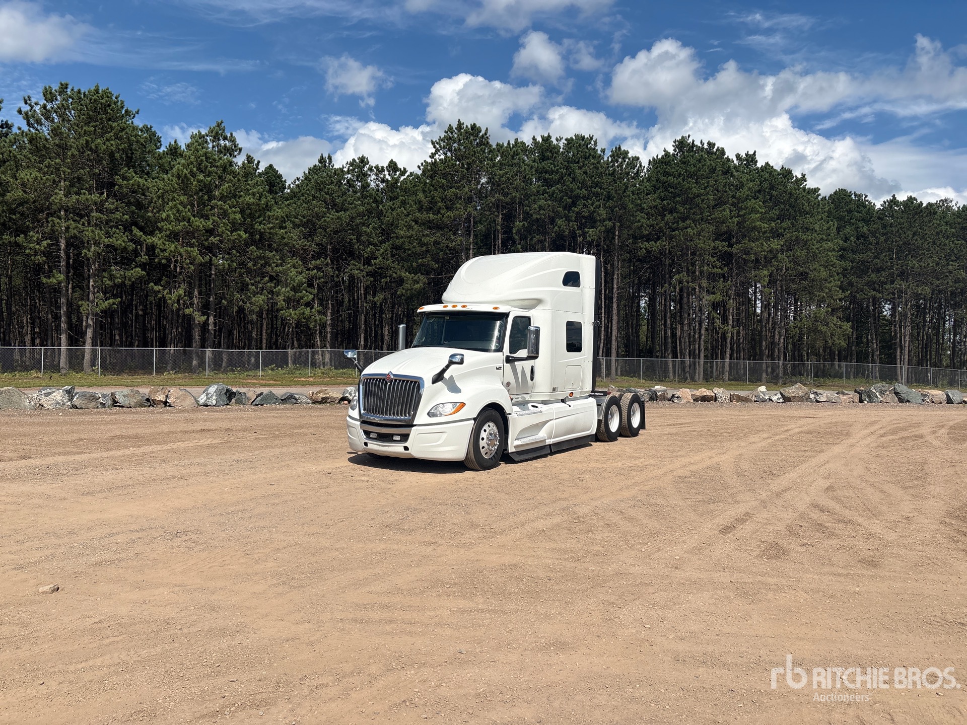 2022 International LT625