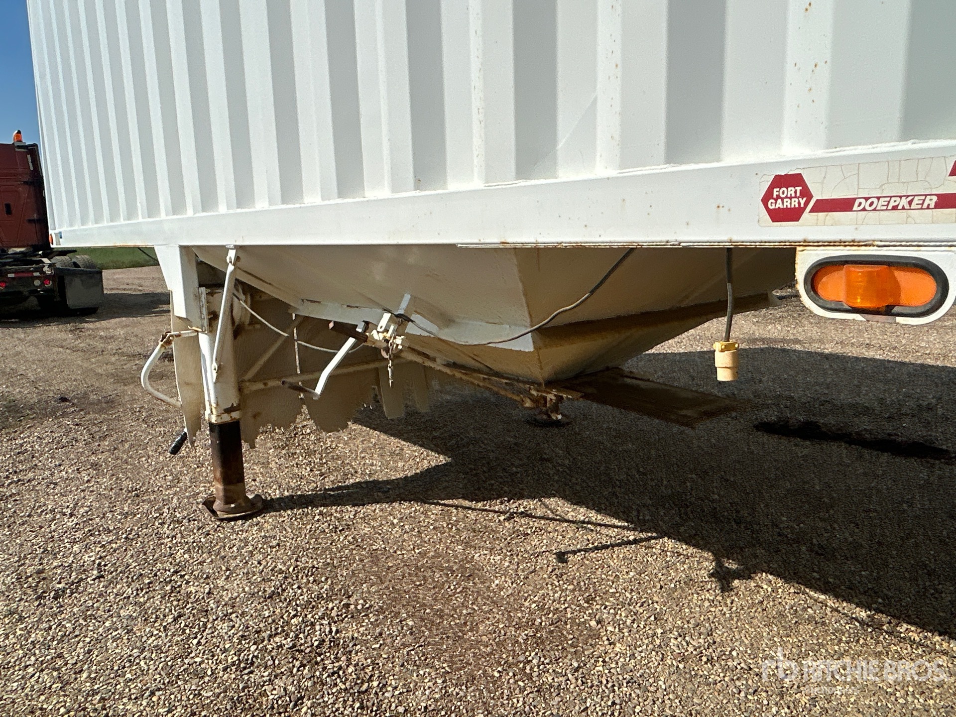 1995 Doepker 38 ft T/A