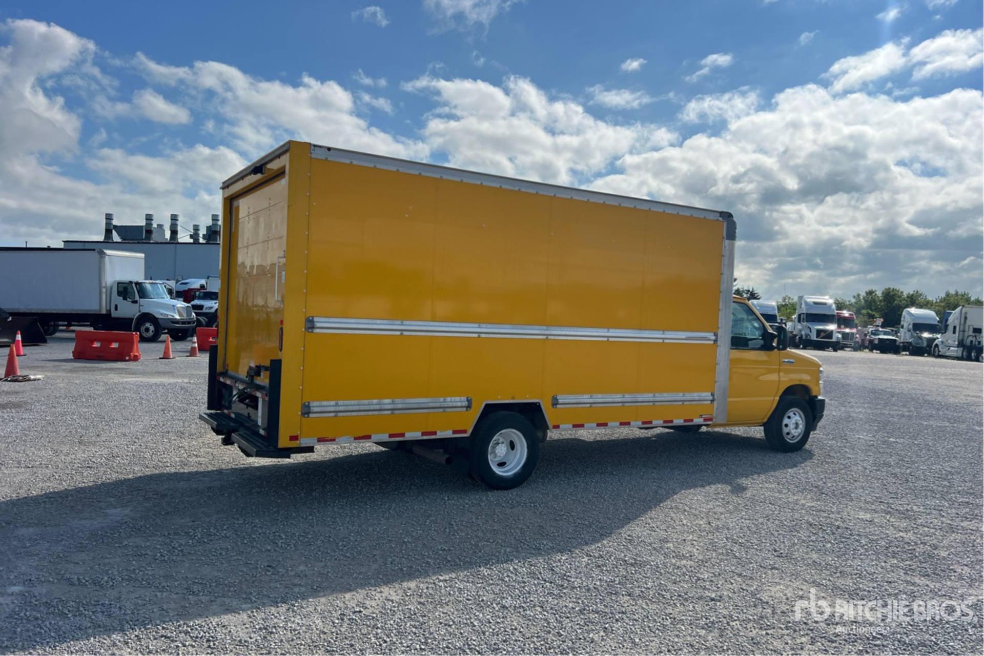 2022 Ford E-350
