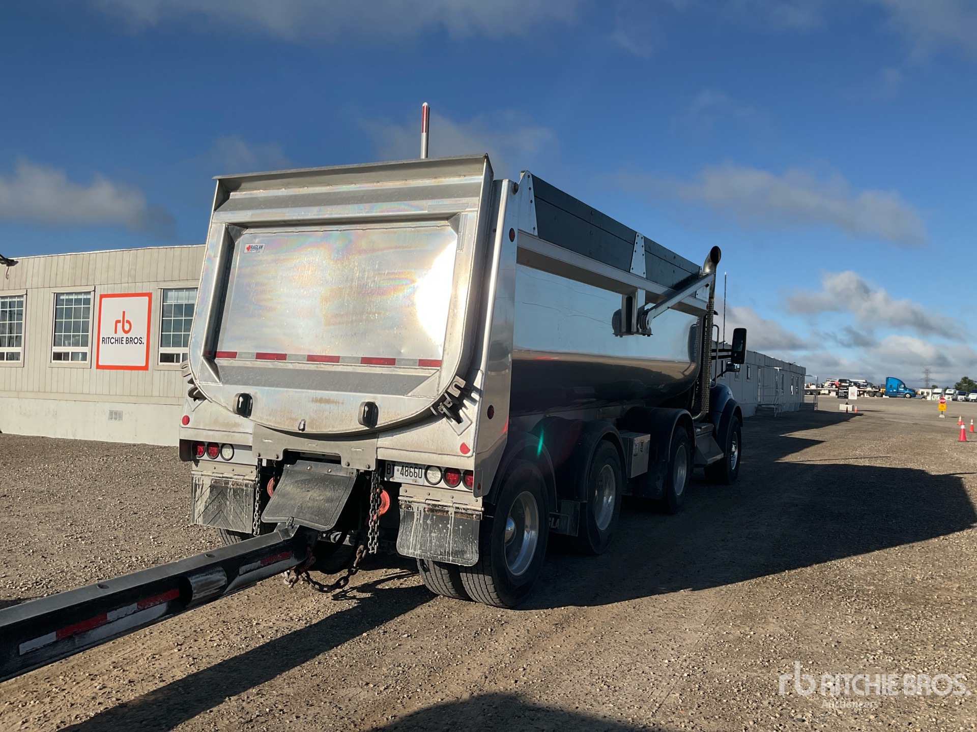 2023 Kenworth T880