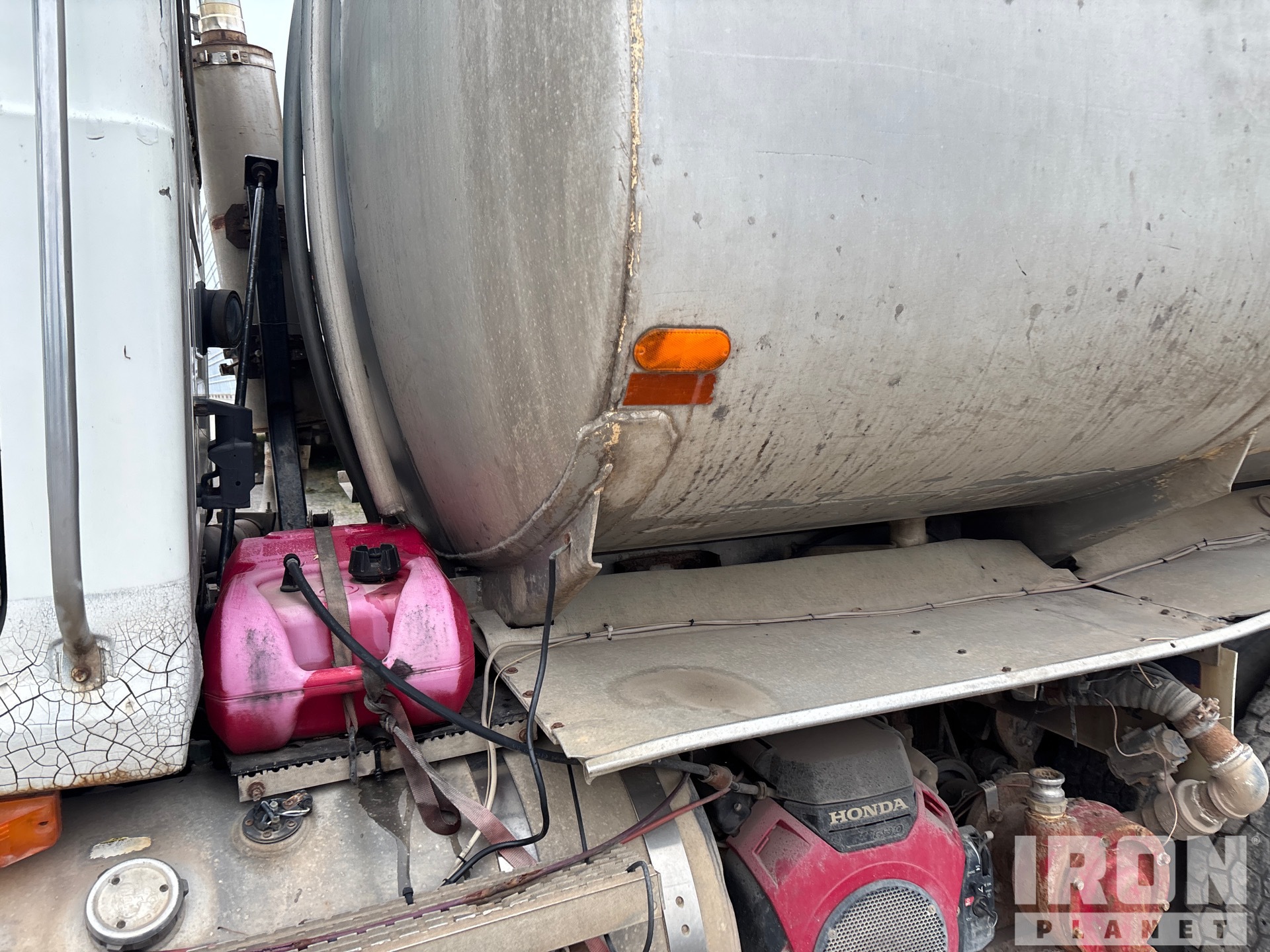 1997 Mack CH613