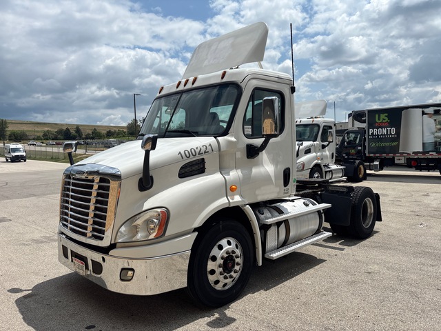 2013 Freightliner Cascadia 113 4x2 S/A Day Cab Truck Tractor
