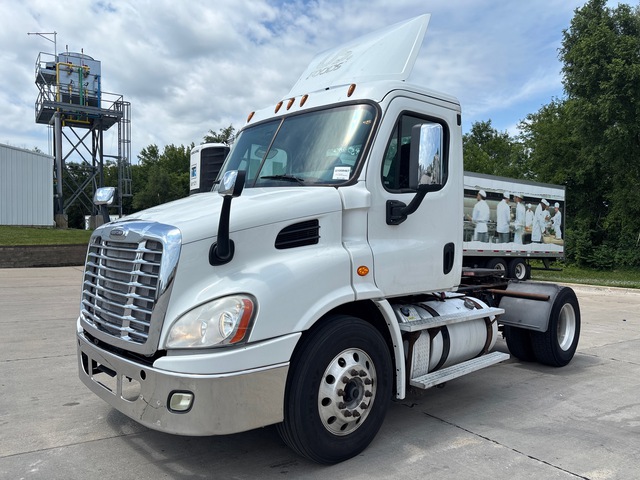 2016 Freightliner CA113 4x2 S/A Day Cab Truck Tractor