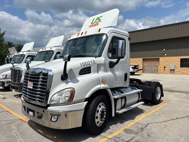 2013 Freightliner Cascadia 113 4x2 S/A Day Cab Truck Tractor