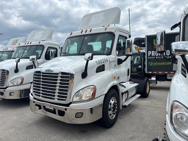 2013 Freightliner CA113 4x2 S/A Day Cab Truck Tractor