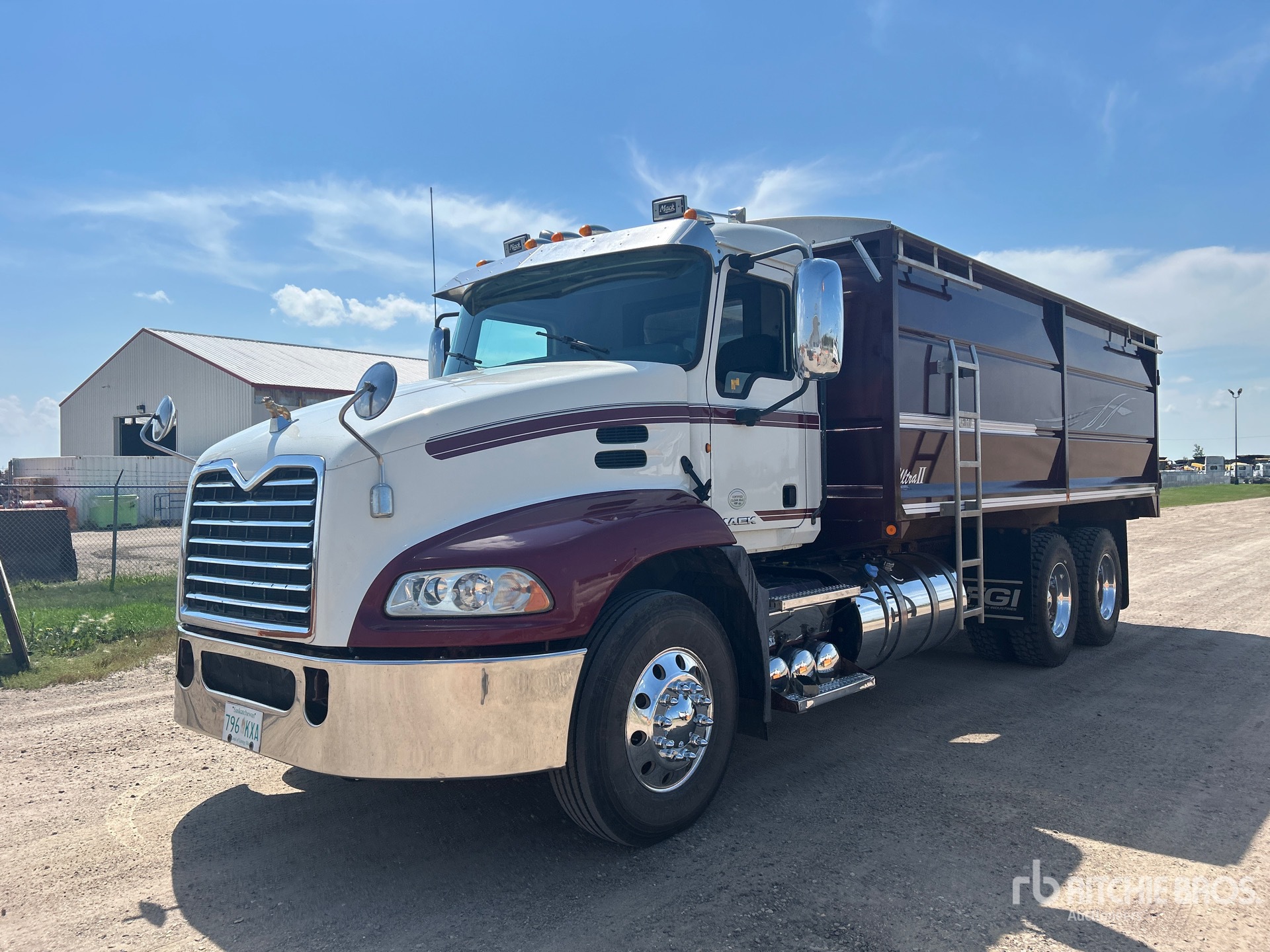 Photo of a 2014 Mack CXU613