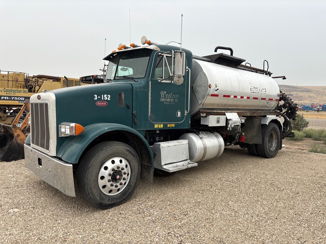 2002 Bearcat BC-502 2000 gal on 2003 Peterbilt 357 4x2 Asphalt Distributor Truck