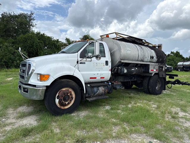 E.D. ETNYRE & CO 2000 L on 2015 Ford F-750 XL 4x2 Asphalt Distributor Truck